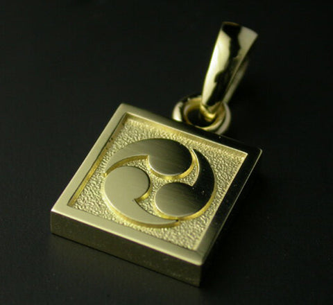 Saito - Mitsudomoe 18Kt Gold Pendant Top