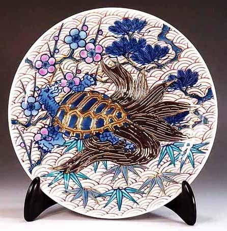 Fujii Kinsai Arita Japan - Somenishiki  Gold & Platinum   Painting of Pine, Bamboo, Plum, and Turtle  Ornamental plate 19.00 cm    染錦金・プラチナ彩松竹梅亀絵飾り皿（径19ｃｍ）  - Free Shipping