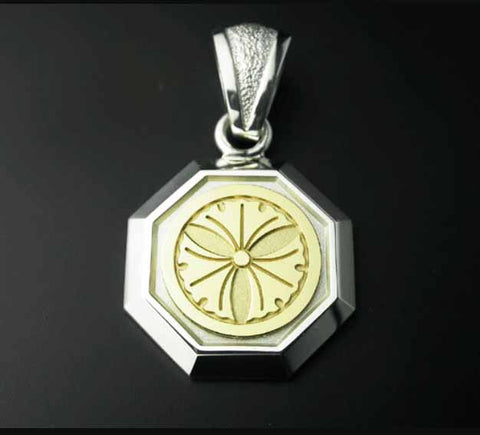 Saito - Family Crest  Emblem (18K Gold) ,  Octagonal Silber 950 pendant top - Medium size