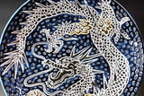 Fujii Kinsai Arita Japan - Tetsuyu kinsai Gold & Platinum   Rise Dragon　Ornamental plate 30.50 cm 　　鉄釉金彩・プラチナ彩龍絵飾り大皿（径30.5ｃｍ）- Free Shipping