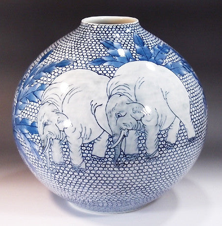 Fujii Kinsai Arita Japan - Sometsuke Maru Monyou Elephants Vase 30.00 cm  - Free Shipping